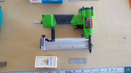蚊釘,沒有什麼固定力,用力扯會開,通常是用來當膠合的假固定,或線板的補強固定
