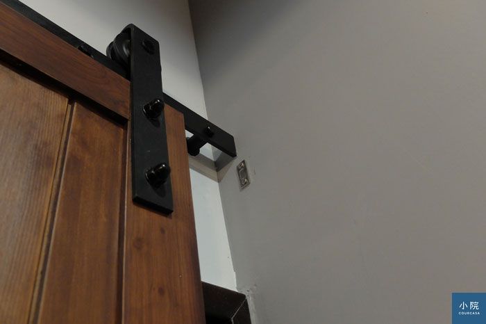 在牆面和門板鎖上磁扣，門關上時較不易滑開。