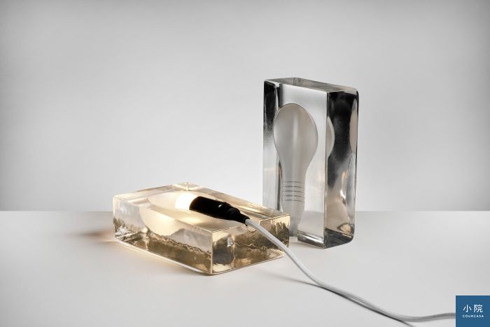 概念其實非常簡單的設計：燈泡夾在兩塊形如冰塊的方磚裡。 正版的玻璃質感輕透，邊緣有似冰塊的自然消融線條