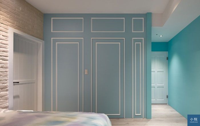 白、Tiffany藍色調的主臥室，和公共區域風格截然不同。但關起房門，風格不會相互干擾，是屋主夫妻尊重對方喜愛風格的方式。