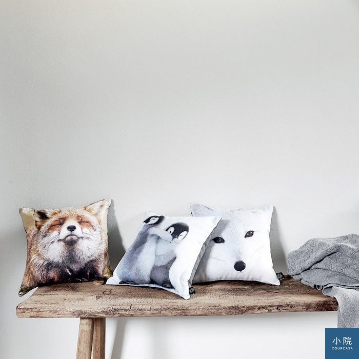 ne2658_playing_penguins_cushionls1_1