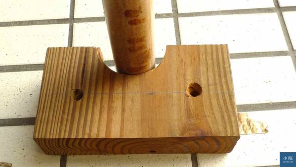 （這是我從木材行撿回的木塊，請店家幫我鑽了兩孔是鎖螺絲處。右側的殘膠，就是3m膠帶的屍體）