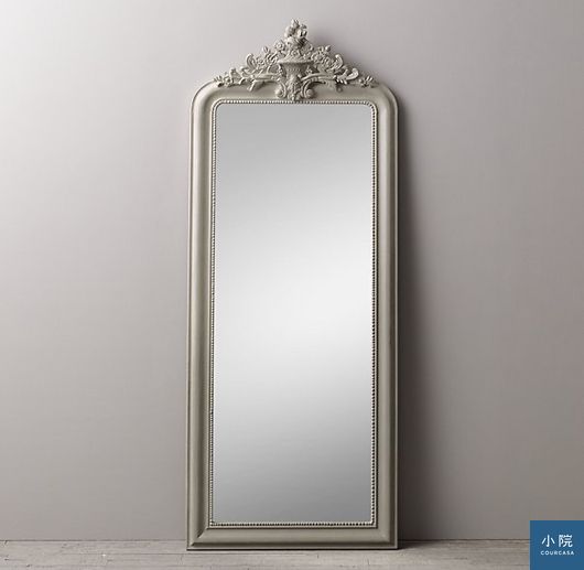 hand-carved rococo leaner mirror全身鏡,定價499美元。圖片來源:RH Baby & Child