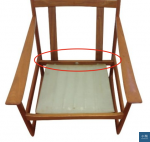 一般fs的商標在椅背下結構處