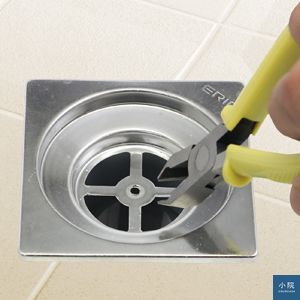 步驟2:底盤十字部份,使用斜口箝剪除