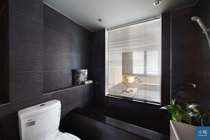 （房子中的暗房可設計成浴室或儲藏室，再用玻璃窗引進光線。需要隱私之處可加窗簾。尤噠唯設計提供）