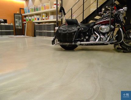 這張是看地板，不是看重機啦！磐多魔塗料可創造無縫的地板，圖是k1的產品，塗料是用鏝刀去抹，會有明顯鏝紋。攝影：姥姥