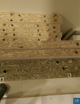 屋主要求要EGGER板材,卻送來E1等級的防潮板(綠色的)。 網友黃先生提供