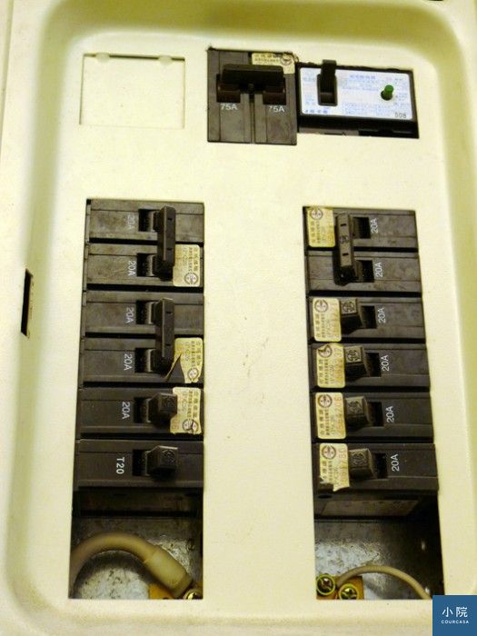 漏電斷路器不能像此圖這樣裝在總開關處,依法規要安裝在下方的breaker處。此為苦主雞肉卷家。
